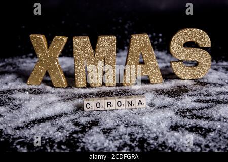 Bamberg, Deutschland. August 2020. Bamberg, Deutschland 28. August 2020: Symbole - Coronavirus - 08/28/2020 Corona mit Weihaftertsschriftzug, WEIHNACHTEN, im Schnee Quelle: dpa/Alamy Live News Stockfoto