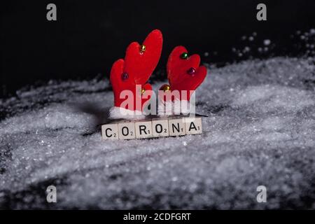 Bamberg, Deutschland. August 2020. Bamberg, Deutschland 28. August 2020: Symbole - Coronavirus - 08/28/2020 Corona Lettering in the Snow, Corona Weihafteren Quelle: dpa/Alamy Live News Stockfoto