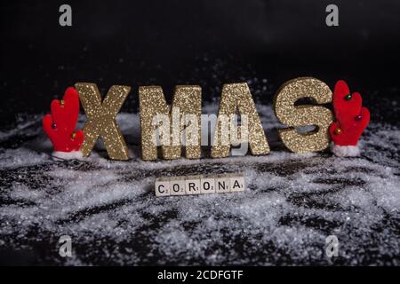 Bamberg, Deutschland. August 2020. Bamberg, Deutschland 28. August 2020: Symbole - Coronavirus - 08/28/2020 Corona mit Weihaftertsschriftzug, WEIHNACHTEN, im Schnee Quelle: dpa/Alamy Live News Stockfoto