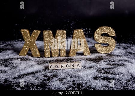 Bamberg, Deutschland. August 2020. Bamberg, Deutschland 28. August 2020: Symbole - Coronavirus - 08/28/2020 Corona mit Weihaftertsschriftzug, WEIHNACHTEN, im Schnee Quelle: dpa/Alamy Live News Stockfoto