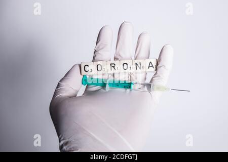 Bamberg, Deutschland. August 2020. Bamberg, 28. August 2020: Symbole - Coronavirus - 08/28/2020 EINE Hand in Gummihandschuhen, Impfstoff mit Spritze und Corona Quelle: dpa/Alamy Live News Stockfoto
