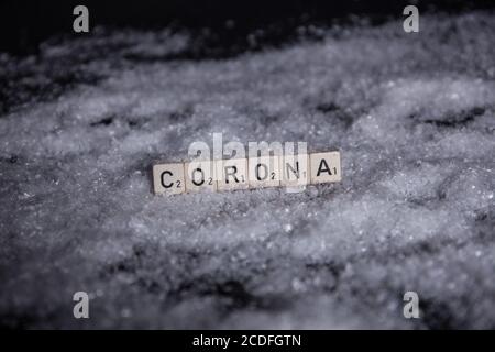 Bamberg, Deutschland. August 2020. Bamberg, Deutschland 28. August 2020: Symbole - Coronavirus - 08/28/2020 Corona Schriftzug im Schnee Quelle: dpa/Alamy Live News Stockfoto