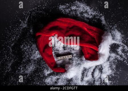 Bamberg, Deutschland. August 2020. Bamberg, Deutschland 28. August 2020: Symbole - Coronavirus - 08/28/2020 EINE Weihaftertsmuetze/Nikolausmuetze liegt im Schnee, mit Corona Schriftzug.Quelle: dpa/Alamy Live News Stockfoto