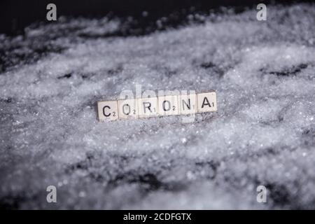 Bamberg, Deutschland. August 2020. Bamberg, Deutschland 28. August 2020: Symbole - Coronavirus - 08/28/2020 Corona Schriftzug im Schnee Quelle: dpa/Alamy Live News Stockfoto