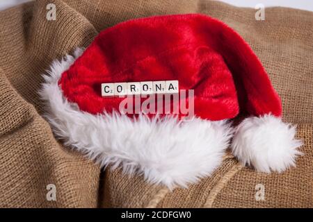 Bamberg, Deutschland. August 2020. Bamberg, Deutschland 28. August 2020: Symbole - Coronavirus - 08/28/2020 Corona Lettering, Corona mit Weihaftertsmuetze, Verwendung weltweit Quelle: dpa/Alamy Live News Stockfoto