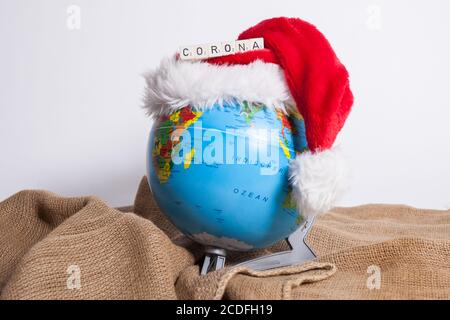 Bamberg, Deutschland. August 2020. Bamberg, Deutschland 28. August 2020: Symbole - Coronavirus - 08/28/2020 Corona Lettering, Corona mit Weihaftertsmuetze und Globus, Globus, Verwendung weltweit Quelle: dpa/Alamy Live News Stockfoto