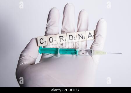 Bamberg, Deutschland. August 2020. Bamberg, 28. August 2020: Symbole - Coronavirus - 08/28/2020 EINE Hand in Gummihandschuhen, Impfstoff mit Spritze und Corona Quelle: dpa/Alamy Live News Stockfoto