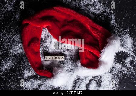 Bamberg, Deutschland. August 2020. Bamberg, Deutschland 28. August 2020: Symbole - Coronavirus - 08/28/2020 EINE Weihaftertsmuetze/Nikolausmuetze liegt im Schnee, mit Corona Schriftzug.Quelle: dpa/Alamy Live News Stockfoto