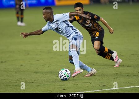 Kansas City, Kansas, USA. August 2020. Sportlicher KC-Mittelfeldspieler Gadi Kinda #17 (l) fährt in der ersten Spielhälfte gegen Houston Dynamo-Mittelfeldspieler Memo Rodriguez #8 (r). Kredit: Serena S.Y. Hsu/ZUMA Wire/Alamy Live News Stockfoto