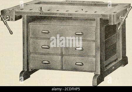 . Industrial Education Magazine . ich Stunden täglich werden in allen Shop-und Zeichnungskurse verbracht. Im ersten Schuljahr kann der Schüler zwischen Schrankbau, Holzbearbeitung und mechanischem Zeichnen wählen. Im zweiten Semester des ersten Jahres ist der Einsatz von Holzbearbeitungsmaschinen in den Fachkursen für den Schreinenbau erlaubt. Den Studierenden des zweiten Jahrgangs werden ad-vanced Kabinettarbeiten, Musterbau und mechan-ical-Zeichnen angeboten. Der Kurs führt Schmiede- und Automobilarbeiten sowie fortgeschrittene mechan-ical-Zeichnung und Architekturzeichnung für das dritte Jahr ein. Im vierten Jahr wurde die st Stockfoto