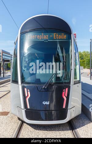 Luxemburg - 24. Juni 2020: Tram Luxtram Zug Transitverkehr CAF Urbos in Luxemburg. Stockfoto