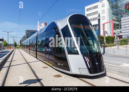 Luxemburg - 24. Juni 2020: Tram Luxtram Zug Transitverkehr Bahnhof Alphonse Weicker in Luxemburg. Stockfoto