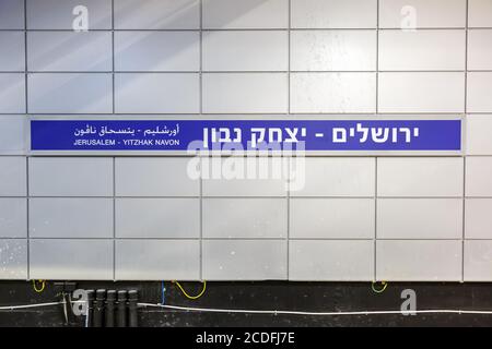 Jerusalem, Israel - 17. Februar 2019: Bahnhofschild Jerusalem Yitzhak Navon in Israel. Stockfoto