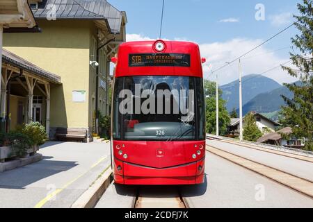 Fulpmes, Österreich - 1. August 2020: Stubaitalbahn Innsbruck Tram Bombardier Bahnhof Fulpmes in Österreich. Stockfoto