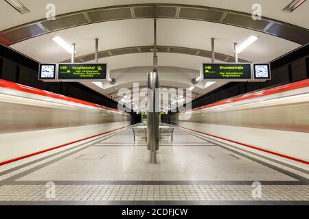 Dortmund, Deutschland - 9. August 2020: Dortmunder Metro MRT Stadtbahn Station Westfalenhallen in Deutschland. Stockfoto