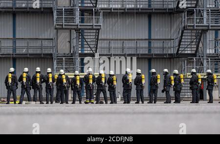 Hamburg, Deutschland. August 2020. Feuerwehrleute trainieren in Schutzkleidung auf dem Gelände der Feuerwehrakademie. Quelle: Daniel Reinhardt/dpa/Alamy Live News Stockfoto