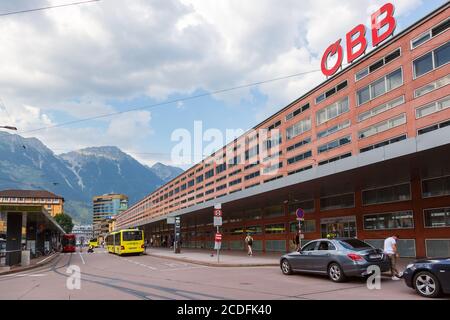 Innsbruck, Österreich - 1. August 2020: Hauptbahnhof Innsbruck ÖBB Österreichische Bundesbahnen in Österreich. Stockfoto