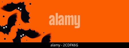 Halloween Deko Konzept - orange Webbanner mit schwarzen Fledermäusen. Flach liegend, Draufsicht. Ein Ort für Ihren Text. Stockfoto