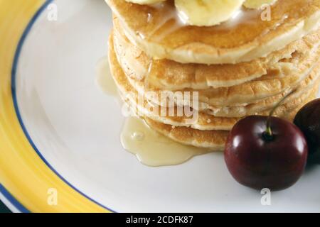 Honigpfannkuchen Mit Kirschen Stockfoto