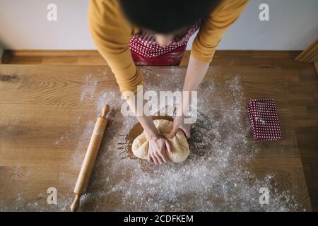 Nahaufnahme der Frau Hände Vorbereitung Brötchen Teig zum Backen Stockfoto