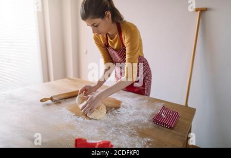 Nahaufnahme der Frau Hände Vorbereitung Brötchen Teig zum Backen Stockfoto