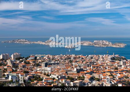 Luftaufnahme des Bezirks 'Le Pharo' mit vor der Küste von Marseille, einem kleinen Archipel namens 'Les Îles' (die Inseln auf Englisch). Stockfoto