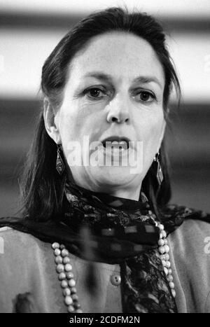 Shadow Education Team Baroness Tessa Blackstone bei der Pressekonferenz zur Bildung der Labour Party auf der 46 Hanover Gardens, SE11. 17. März 1992. Foto: Neil Turner Stockfoto