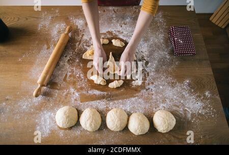 Nahaufnahme der Frau Hände Vorbereitung Brötchen Teig zum Backen Stockfoto