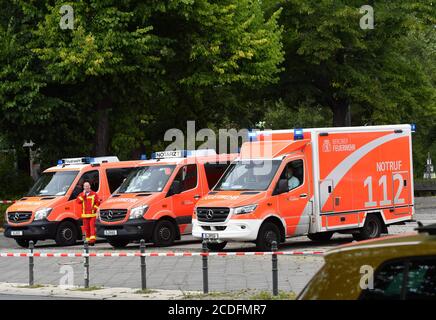 Berlin, Deutschland. August 2020. Krankenwagen werden in einem Oberschulzentrum in Rummelsburg abgestellt. (An 'Polizei und Feuerwehr im Dienst nach Alarm an der Berliner Schule') Quelle: Paul Zinken/dpa-Zentralbild/dpa/Alamy Live News Stockfoto