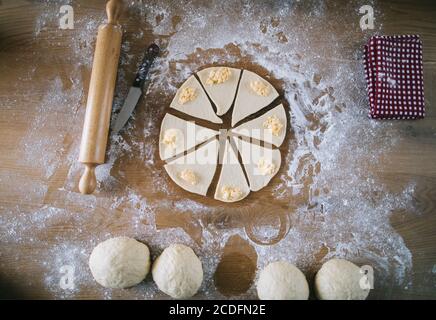 Nahaufnahme der Frau Hände Vorbereitung Brötchen Teig zum Backen Stockfoto