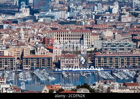 Marseille, Frankreich - März 23 2019: Luftaufnahme des Vieux Port mit der Mairie de Marseille (englisch: City Hall), der Église des Accoules (englisch: Stockfoto