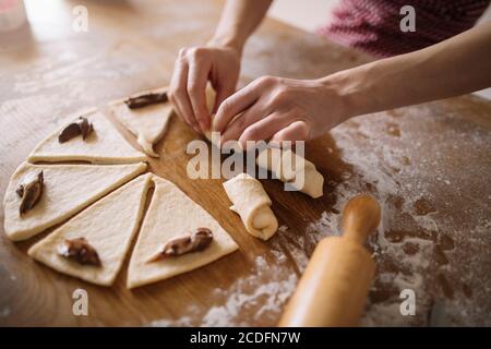 Nahaufnahme der Frau Hände Vorbereitung Brötchen Teig zum Backen Stockfoto