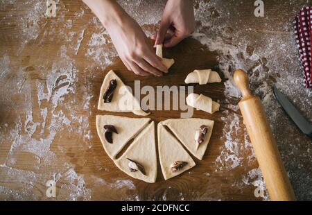 Nahaufnahme der Frau Hände Vorbereitung Brötchen Teig zum Backen Stockfoto