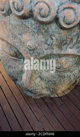 Buddha Gesicht Nahaufnahme auf Holzhintergrund Stockfoto