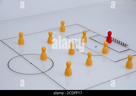 Whiteboard mit Schema Nahaufnahme Fußballspiel mit Holzspielstücken Stockfoto