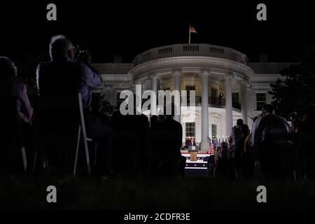 US-Präsident Donald J. Trump nimmt während seiner Rede vom South Lawn des Weißen Hauses in Washington, DC, am Donnerstag, dem 27. August 2020, formell die Nominierung des republikanischen Präsidenten 2020 an.Quelle: Erin Scott/Pool via CNP /MediaPunch Stockfoto