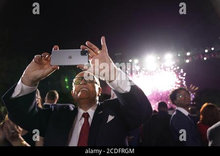 Der ehemalige Bürgermeister Rudy Giuliani (Republikaner von New York, New York) machte ein Selfie während des Feuerwerks, nachdem der US-Präsident Donald J. Trump die republikanische Präsidentschaftsnominierung 2020 während seiner Rede zur Republikanischen Nationalkonvent vom South Lawn des Weißen Hauses in Washington, DC am Donnerstag offiziell angenommen hatte. 27. August 2020.Quelle: Erin Scott/Pool via CNP /MediaPunch Stockfoto