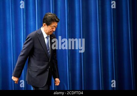 Tokio, Japan. August 2020. Der japanische Premierminister Shinzo Abe verlässt das Land nach einer Pressekonferenz am 28. August 2020 in Tokio, Japan. Der japanische Premierminister Shinzo Abe sagte am Freitag bei einer Pressekonferenz, dass er aus gesundheitlichen Gründen von seinem Amt abtreten werde. (Franck Robichon/Pool via Xinhua) Quelle: Xinhua/Alamy Live News Stockfoto