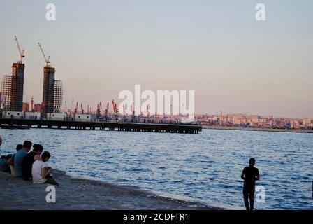 Die Menschen genießen den Sonnenuntergang am Kaspischen Meer. Baku Aserbaidschan Stockfoto