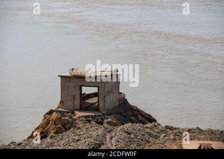 Ruinen einer Waffenplattform aus dem Zweiten Weltkrieg in Brean Down, Somerset Stockfoto