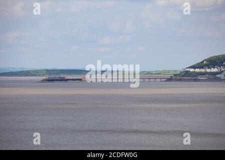 Blick von Brean hinunter über die Bucht zu den Ruinen Vom alten Pier am Weston super Mare Stockfoto