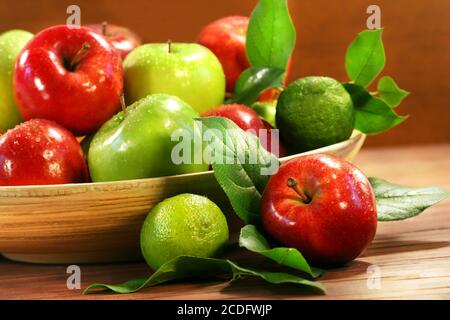Rote und grüne Äpfel in einer Schüssel Stockfoto