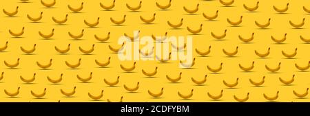 Bananen mit schattengelbem Hintergrund. Seamless .Tropical Muster mit Bananen-Konzept Stockfoto