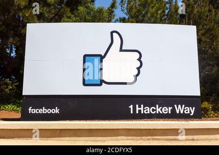 Menlo Park, Kalifornien - 10. April 2019: Facebook headquarters HQ mit dem Daumen nach oben Wie logo Zeichen in Menlo Park, Kalifornien. Stockfoto