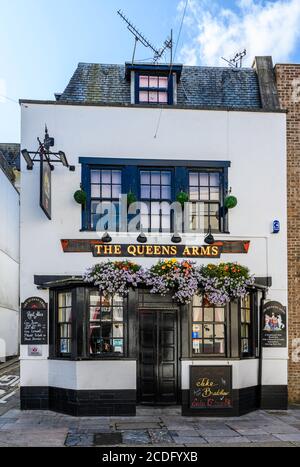 Das Queens Arms ist ein traditionelles öffentliches Haus im Barbican Viertel von Plymouth, Devon, England, Großbritannien. Stockfoto