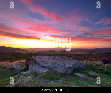 Sonnenuntergang über Lordenshaws Hill Fort in der Nähe von Rothbury, Northumberland National Park, Northumberland, England, Großbritannien Stockfoto