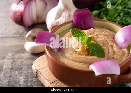 Gofio Escaldado in Schale auf Holztisch Stockfoto