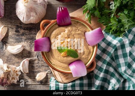 Gofio Escaldado in Schale auf Holztisch Stockfoto