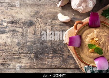 Gofio Escaldado in Schale auf Holztisch Stockfoto