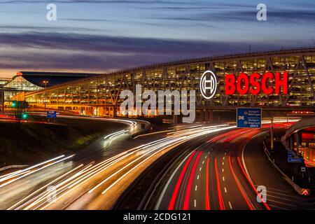 Stuttgart - 11. Januar 2020: Messe Stuttgart expo Verkehr Autobahn A8 Autobahn Messe Bosch Parkhaus in Deutschland. Stockfoto